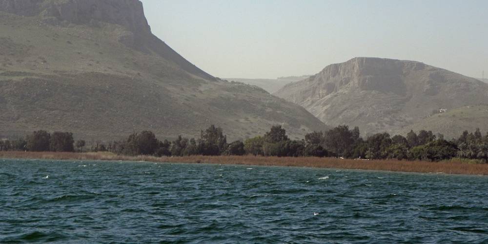 Десятки тысяч туристов на озере Кинерет и в заповедниках Израиля