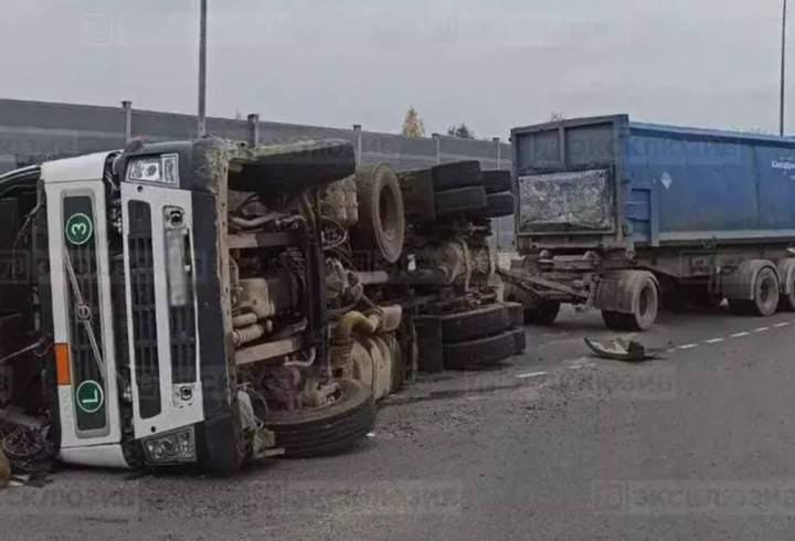 Водителя грузовика госпитализировали в результате ДТП в Гатчинском районе