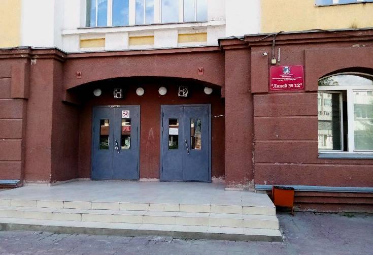 Три человека провалились в кипяток в подвале лицея № 12 в Новосибирске