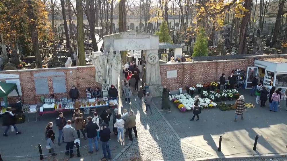 Поляков вакцинируют на кладбищах