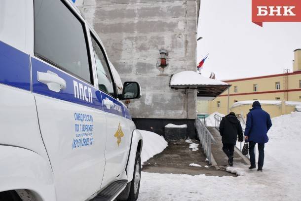 Выброшенная с третьего этажа дверь обернулась воркутинцам тюремным сроком