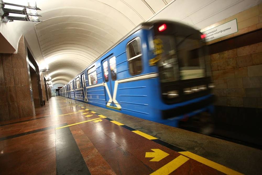 На станции метро «Площадь 1905 года» в Екатеринбурге девушка упала на пути перед поездом