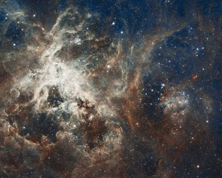 Астрономы обнаружили способность темной матери создавать "клоны" далекой галактики