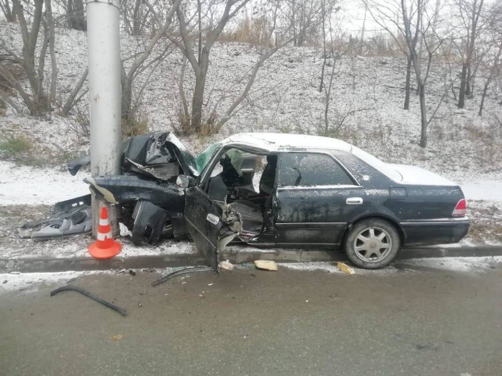 В Новосибирске чёрная Toyota Crown врезалась в столб на улице Фабричной