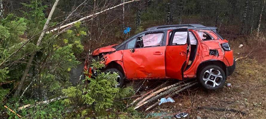 Спасатели достали искореженный автомобиль из кювета на трассе «Кола» в Карелии (ФОТО)