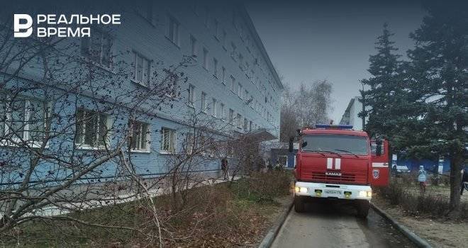 В Зеленодольске на пожаре в пятиэтажке погиб мужчина