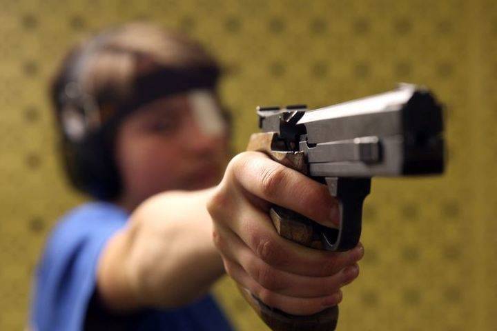 Минздрав предложил не давать медсправки на оружие в частных клиниках