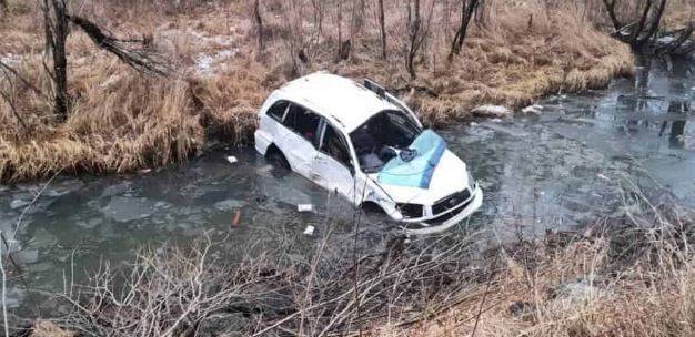 На Алтае машина с тремя детьми упала в протоку реки Кокса