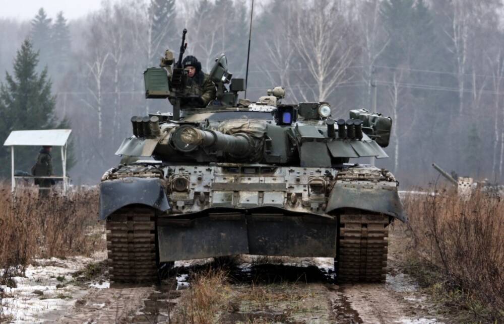 Россия продолжает перебрасывать к границе Украины танковые группы – Bloomberg