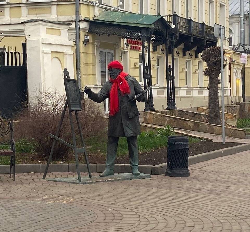 Нижегородцы «утеплили» памятник художнику на улице Рождественской