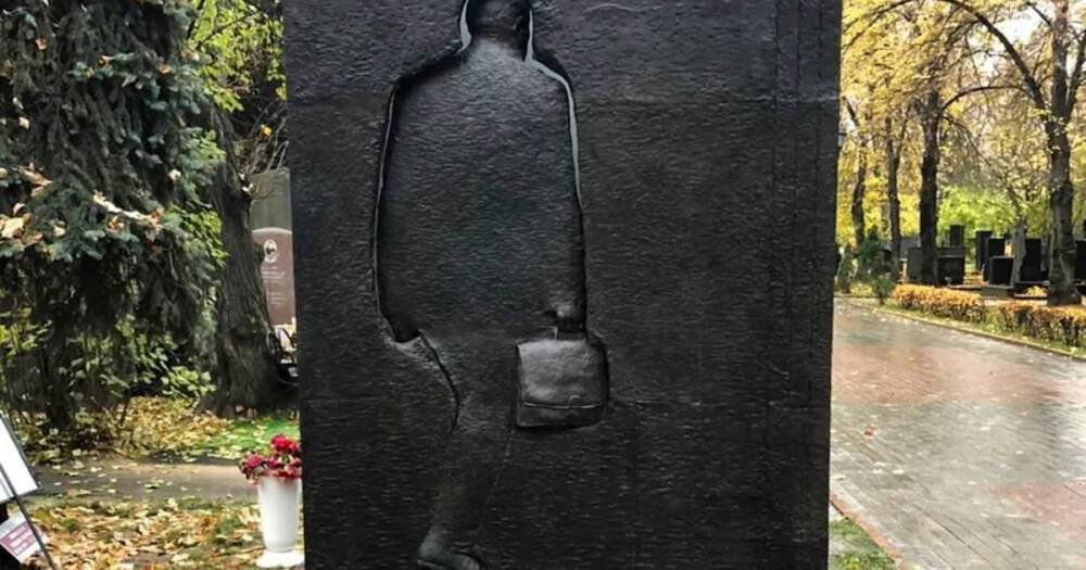 Памятник сатирику Михаилу Жванецкому в Москве рассорил пользователей сети
