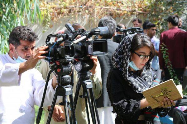 Под видом журналистов из Афганистана выехали сотни беженцев
