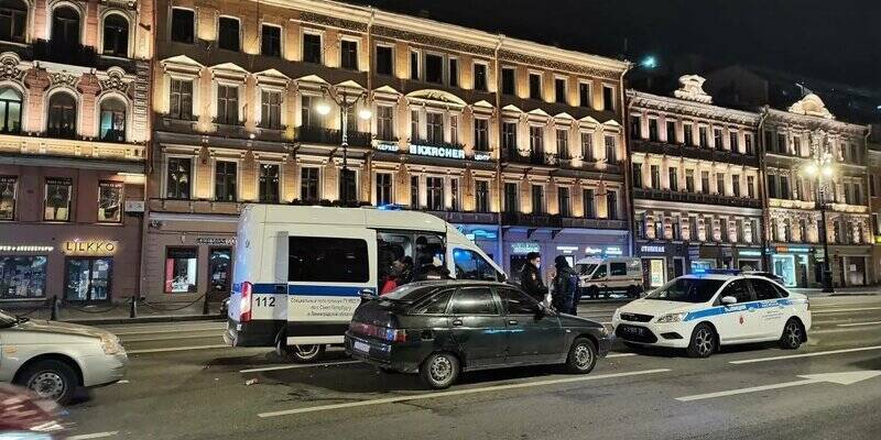 В Петербурге задержали курьера, открывшего стрельбу из машины на Невском проспекте