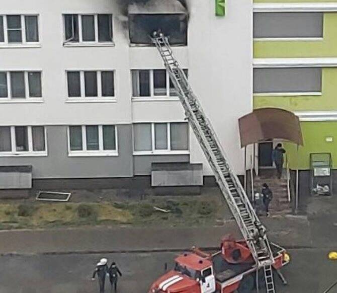 Из горящей квартиры в «Новой жизни» спасли 55-летнего мужчину. Подробности ЧП на Александра Невского