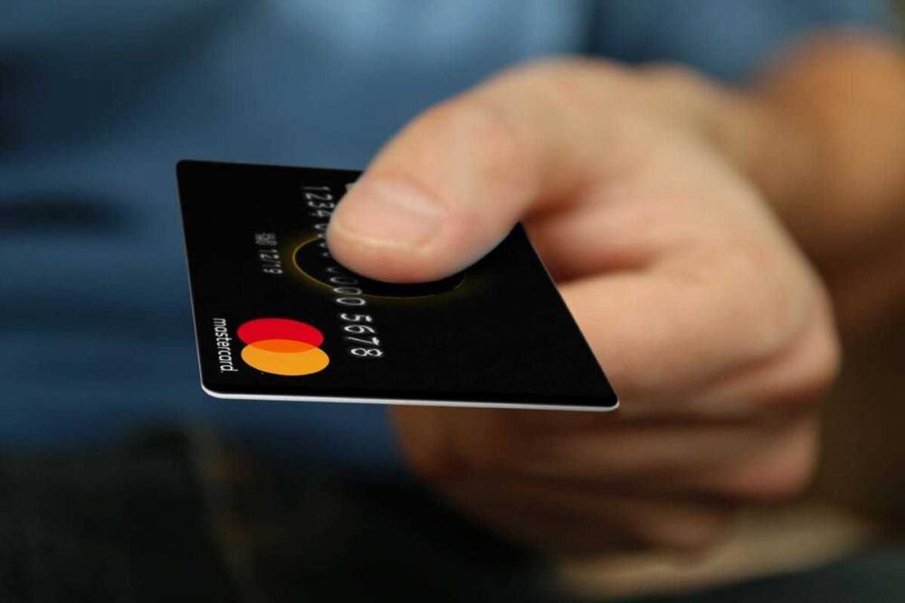 Житель Твери отправил мошеннику данные своей банковской карты