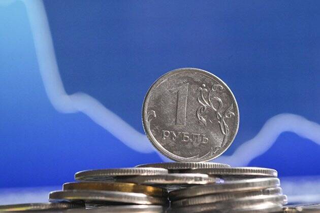 Курс доллара расчетами "завтра" на 11.13 мск снижался до 70,62 рубля, евро - до 81,70 рубля