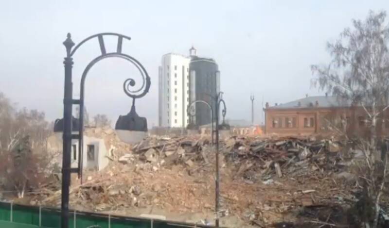 Строители полностью снесли здание ТюмГУ на Республики. Теперь тут руины