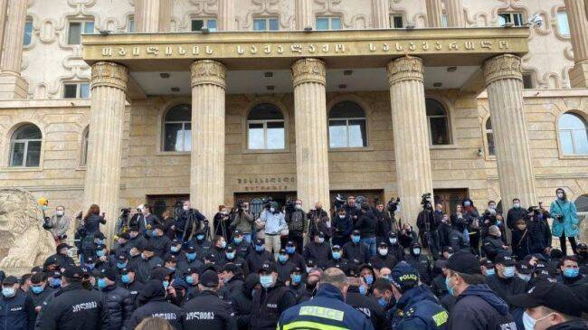 В Тбилиси судят Саакашвили — здание суда оцепила полиция