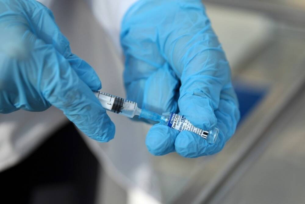 Петербургские власти отказались назвать санкции для отказывающихся от вакцинации