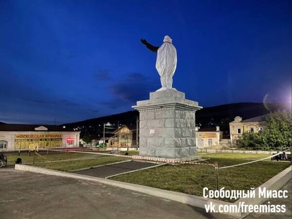 В Миассе демонтируют памятник Ленину
