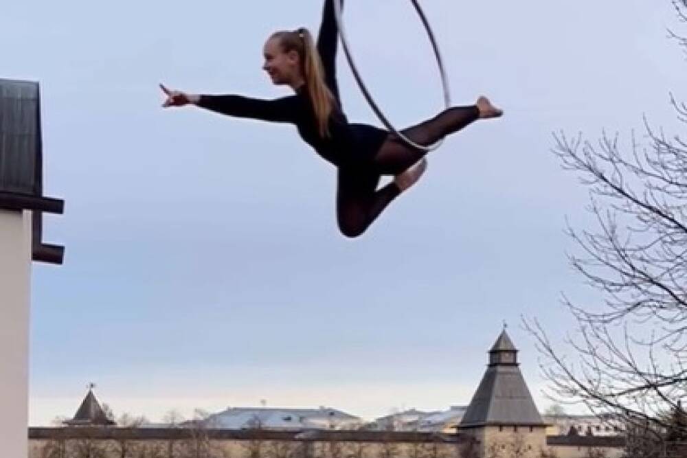 Псковская гимнастка выполнила трюки в купальнике на фоне главного храма Пскова