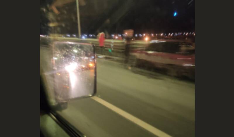 В Тюмени на Объездной дороге легковушка влетела в отбойник и вызвала пробку в 1 км