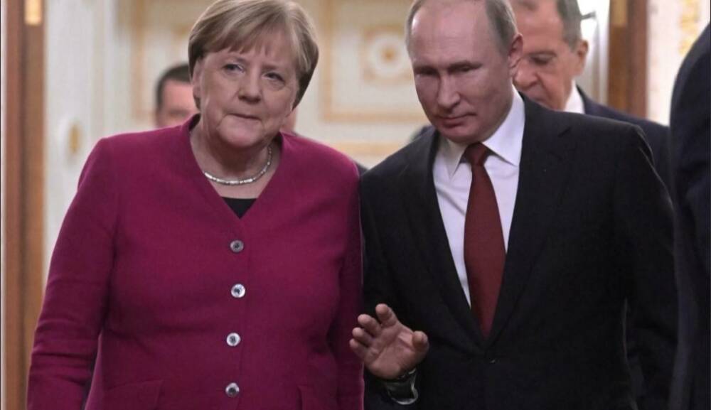 Меркель просит Путина вмешаться в ситуацию в Беларуси