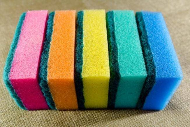 Как правильно использовать губки для мытья посуды разных цветов