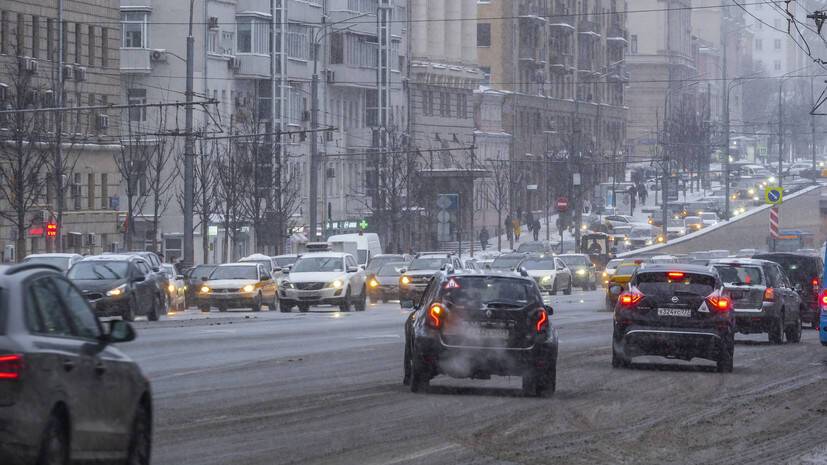 В ближайшие часы в Москве ожидается усиление ветра и гололёд