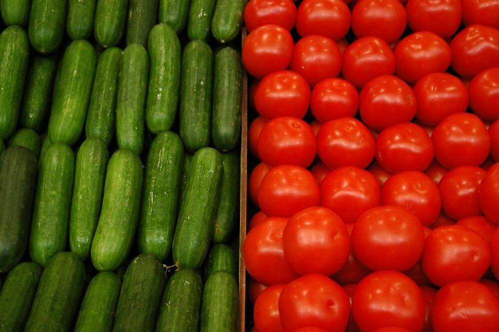 В Новосибирске на 52 % выросли цены на огурцы и помидоры в октябре 2021 года