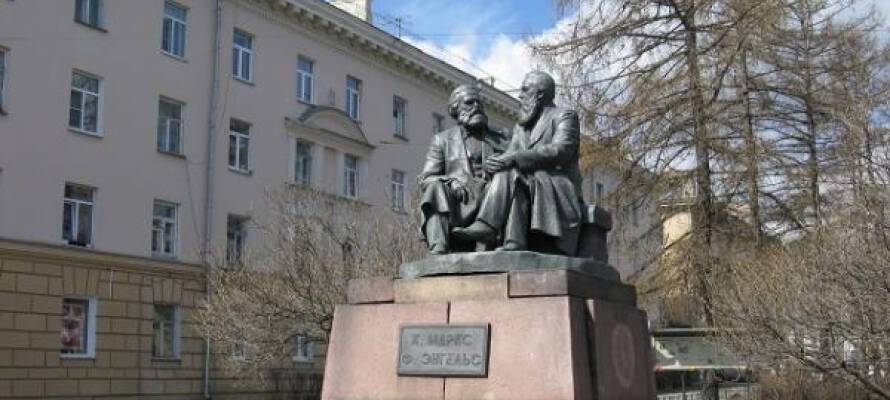 Памятник Карлу Марксу и Фридриху Энгельсу разрушается в Петрозаводске