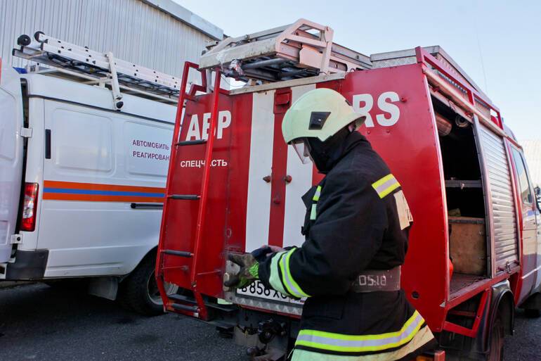 Петербургским спасателям потребовалось 17 минут на тушение пожара в Приморском районе