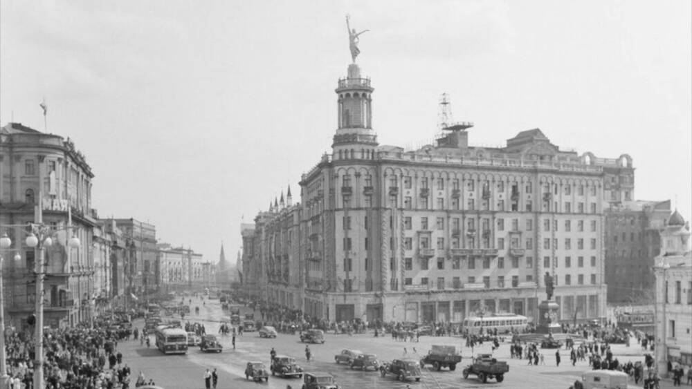 «Дом под юбкой»: почему после смерти Сталина спилили памятник балерине на Тверском бульваре - Русская семерка