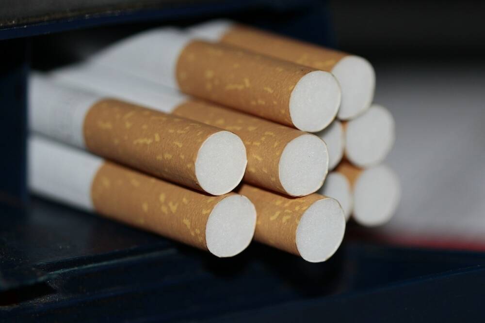 Сокрытые сигареты в кабине тягача обнаружили на границе в Псковской области