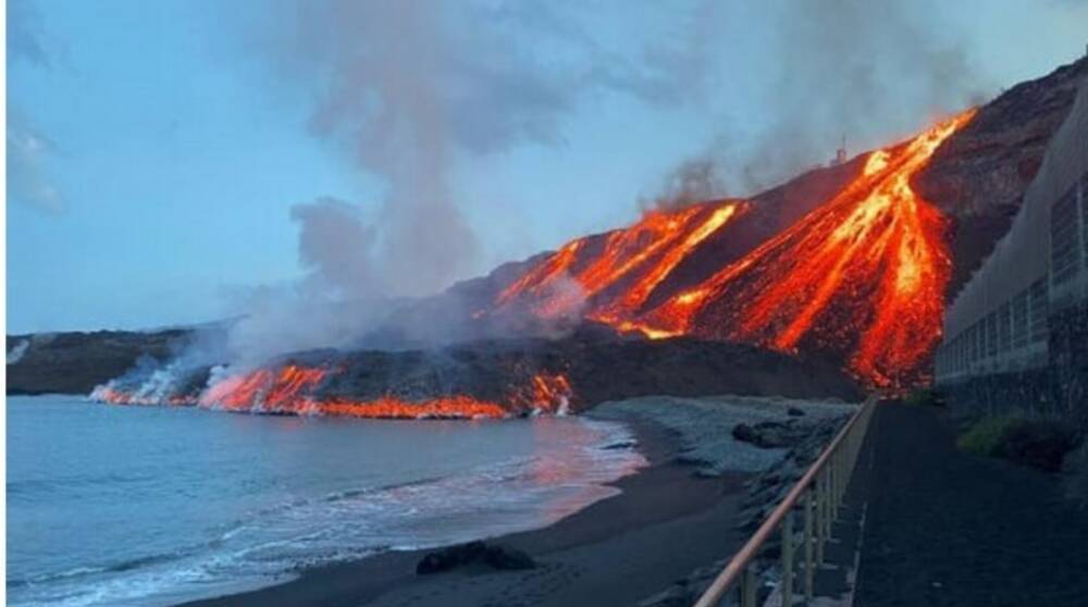 Вулкан на Канарах: второй поток лавы достиг океана