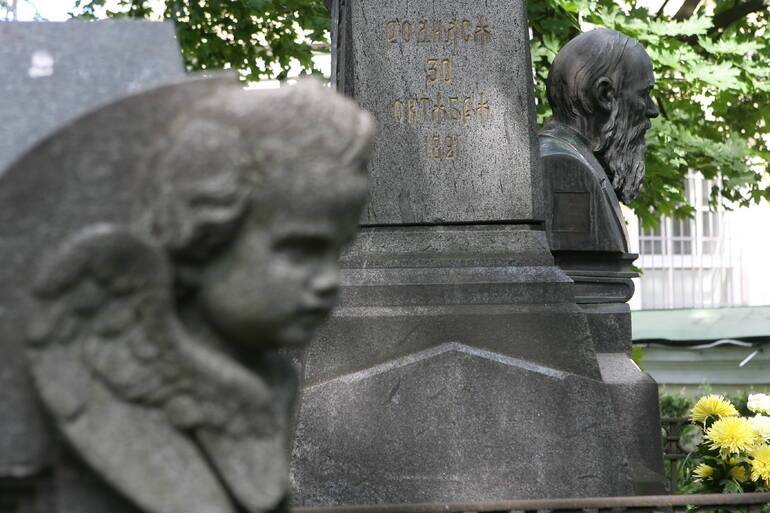 Беглов возложил цветы к могиле Достоевского в день его 200-летия