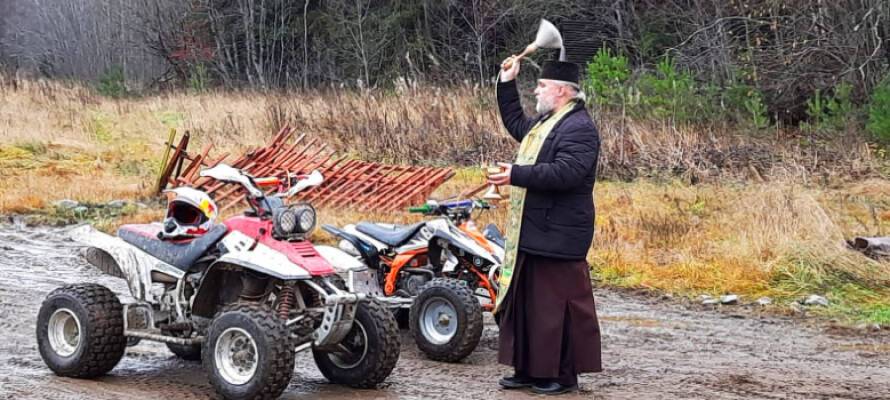 Православный священник освятил трассу для мотокросса в Карелии
