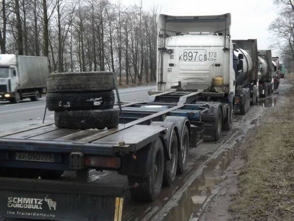 На границе Белоруссии с ЕС образовалась многокилометровая очередь из фур