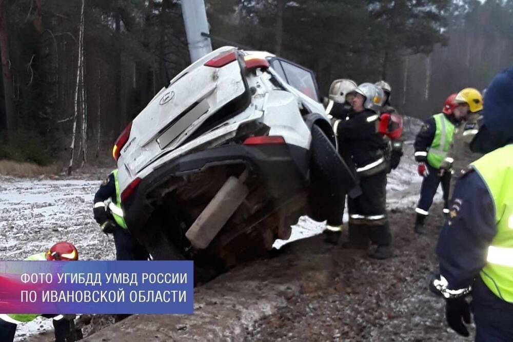 В Ивановской области погиб, врезавшись в столб, водитель иномарки