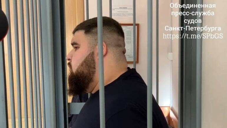 Автомобилист без прав, гонявшийся на своем BMW за подростком в Петербурге, получил год лишения свободы