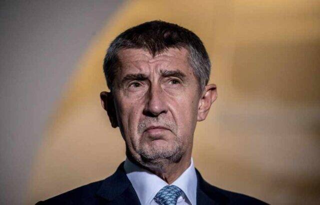 Премьер Чехии уходит в отставку после поражения своей партии на выборах