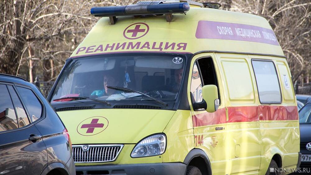В Челябинске у остановки столкнулись две иномарки. Детали машин полетели в пешеходов