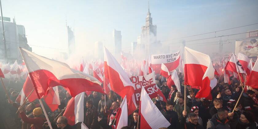 В Варшаве на Марше независимости под ликование толпы сожгли флаг Германии
