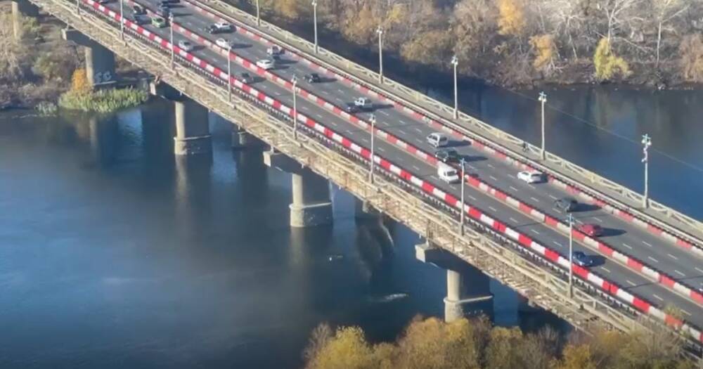 С моста Патона в Киеве в Днепр сыпется мусор или сам мост (видео)