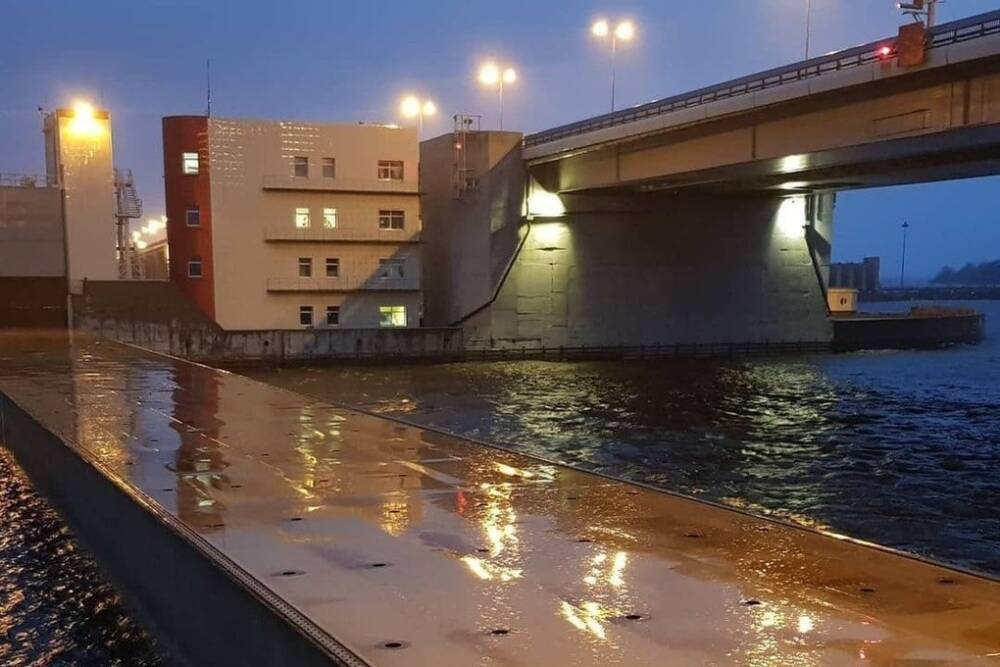 Петербургскую дамбу закрыли из-за подъема воды в Неве