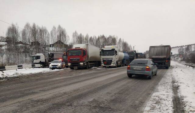 На кузбасской трассе из-за снежного наката собралась пробка из грузовиков