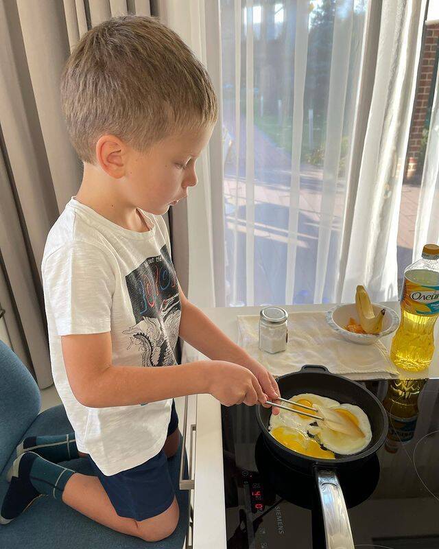Подрастает мастер-шеф: Горбунов увлек кулинарными способностями 4-летнего сына