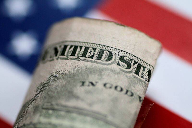 Доллар снизился, но остается около 16-месячного максимума