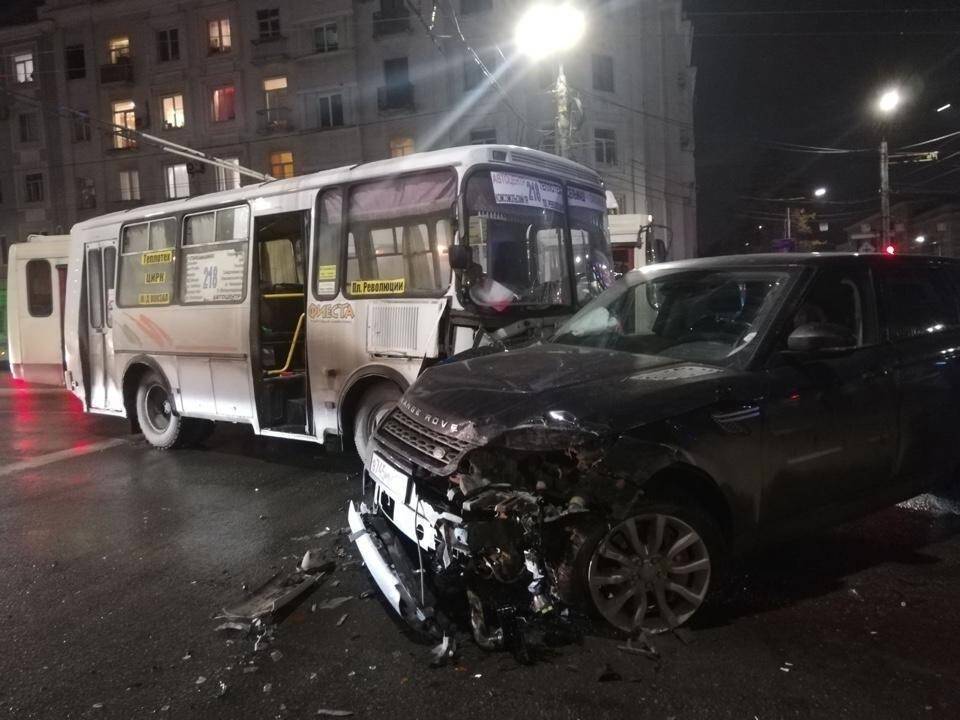 В Челябинске задержали водителя Range Rover, который врезался в ПАЗ и скрылся с места ДТП