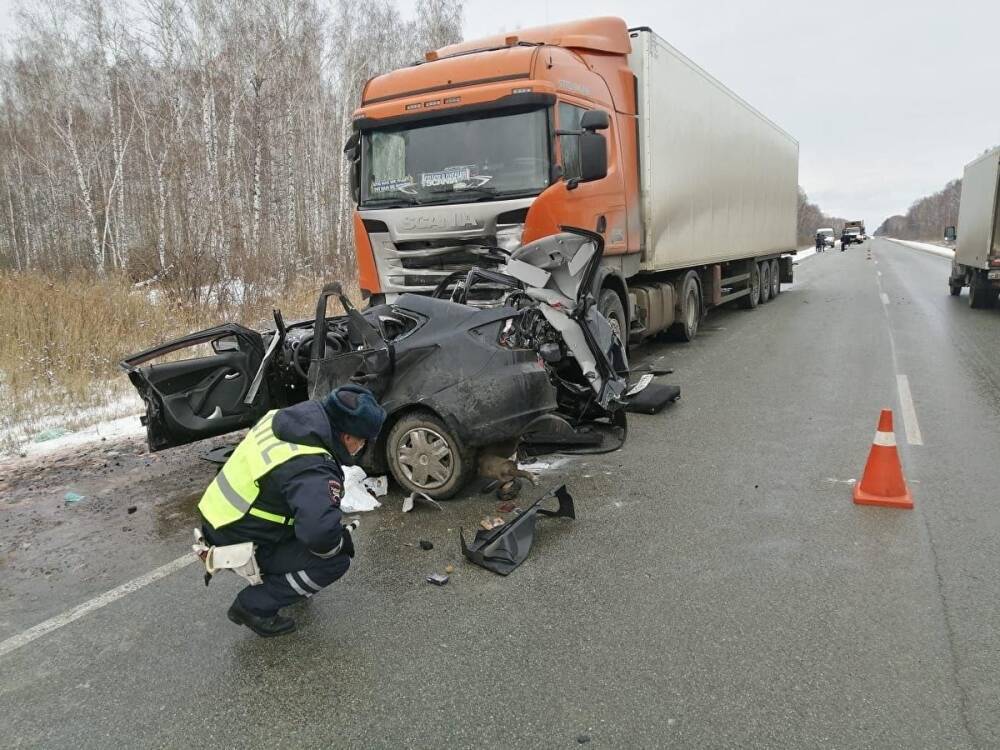 Под Екатеринбургом на трассе супруги погибли в ДТП с грузовиком, перевозившим посылки